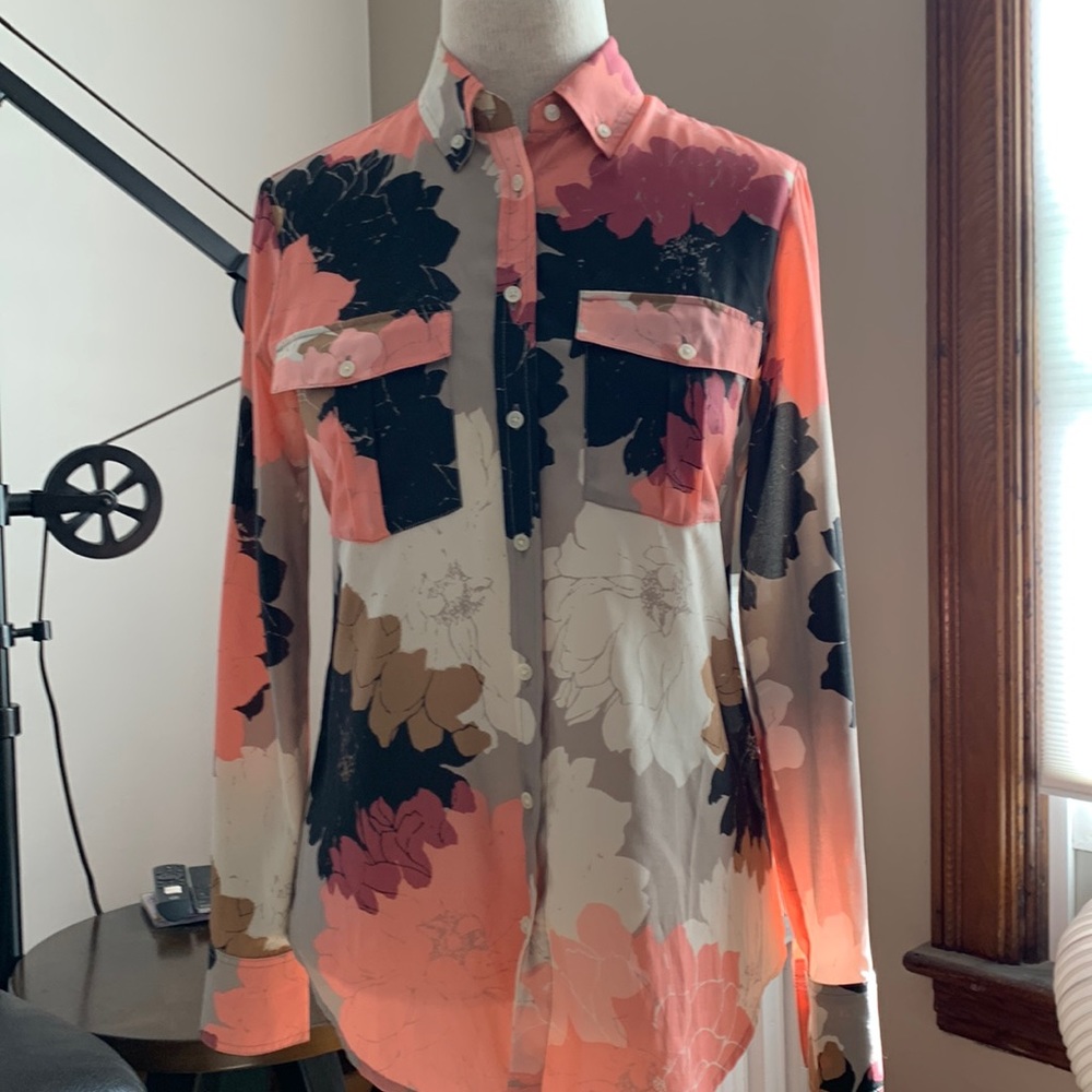 Banana republic XS long sleeve button up. Pinks/gray/black cream/browns